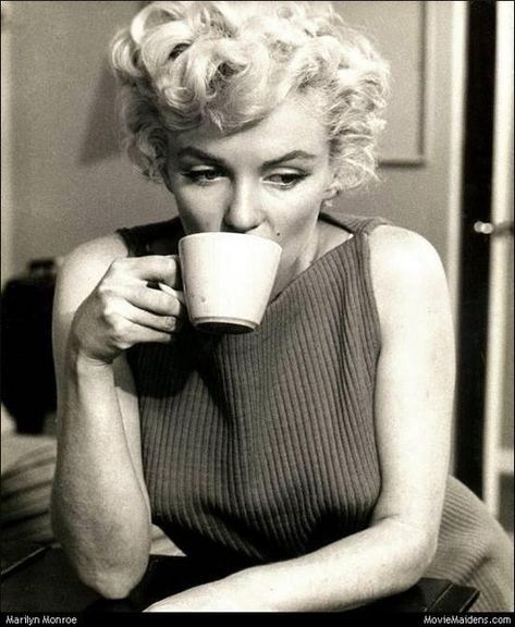 famous people drinking coffee People Drinking Coffee, Photos Rares, Jane Russell, Joe Dimaggio, Gentlemen Prefer Blondes, Mae West, Serge Gainsbourg, Gene Kelly, Marilyn Monroe Photos