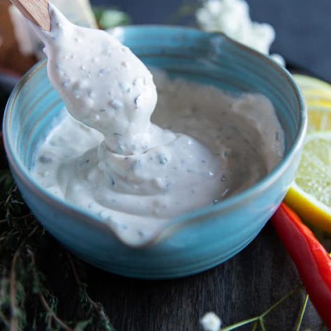 Best recipe for homemade blue cheese dressing with video and TIPS to customize it to your taste!! Wedge Salad Dressing, Figs Blue Cheese, Kebab Sauce, Vegan Kebab, Blue Cheese Dressing Recipe, Cheese Salad Dressing, Bleu Cheese Dressing, Blue Cheese Recipes, Blue Cheese Salad