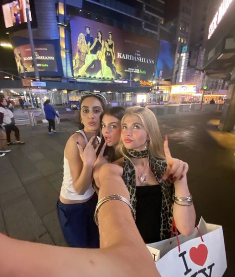 Nyc Pics, Nyc Baby, Nyc Summer, Three Girls, Nyc Girl, Nyc Aesthetic, Nyc Life, New York Photos, New York Life