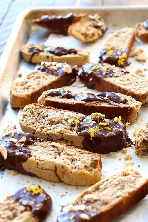 Made with 100% almond meal, this gluten free almond biscotti is the ultimate Christmas cookie recipe to make this holiday season! Easy Biscotti, Gluten Free Biscotti, Almond Biscotti Recipe, Cookies Healthy, Almond Biscotti, Fit Foodie, Biscotti Recipe, Almond Flour Recipes, Gf Desserts