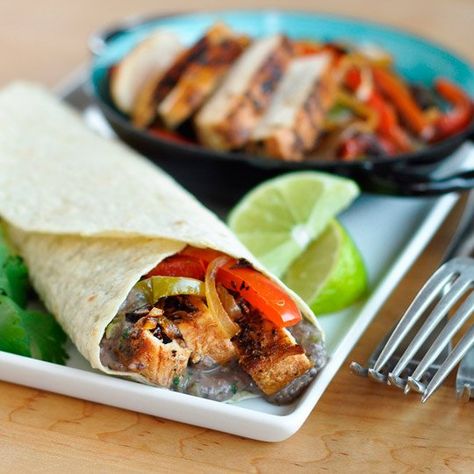 Chipotle Chicken Fajitas with Creamy Black Bean Spread — Recipes from The Kitchn Mexican Chicken Fajitas, Black Bean Spread, Healthy Chicken Fajitas, Paleo Easy, Easy Chicken Fajitas, Fajitas Recipe, Paleo Protein, Chicken Fajita Recipe, Paleo Crockpot