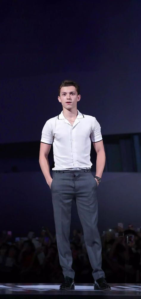 Tom Holland Inspired Outfits, Male Celebrities Outfits, Tom Holland Full Body Pic, Tom Holland Outfits Casual, Tom Holland Fashion, Tom Holland Outfit, Tom Holland Style, Tom Holland Outfits, Tom Holland Wallpaper