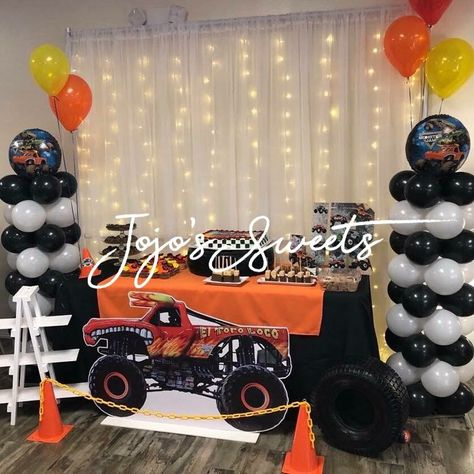 Toro Loco Birthday Party, El Toro Loco Birthday Party, Monster Truck Centerpieces Ideas, Monster Truck Party Balloons, Monster Jam Backdrop Ideas, Monster Truck Birthday Balloon Arch, Megladon Monster Truck Party, Monster Jam Party Decorations Diy, Monster Jam Balloon Garland