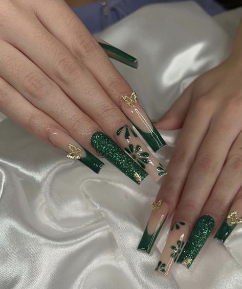 emerald green nails, winter nail colors, emerald nails, emerald nail, green nail designs, green nails ideas Emerald Birthday Nails, Emerald Green Nails, Gold Stiletto Nails, Quince Nails, Prom Nails Silver, Quinceanera Nails, Emerald Nails, Gold Acrylic Nails, Green Acrylic Nails