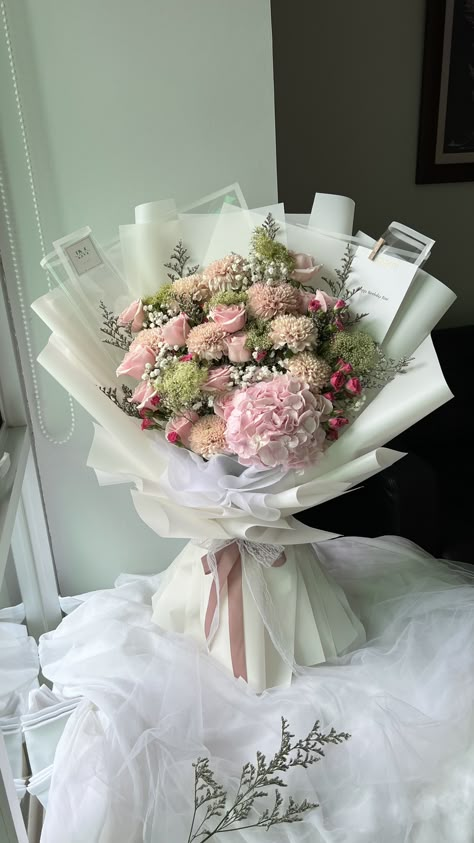 Graduation Flowers Bouquet, Simple Bouquet, Graduation Flowers, Flower Simple, Bloom Box, Filter Ig, Trendy Flowers, Beautiful Bouquet Of Flowers, Beautiful Flower Arrangements