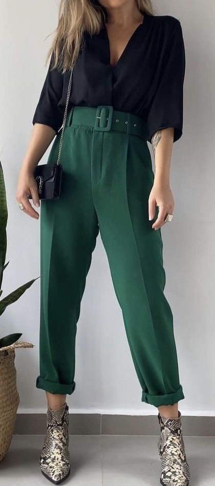 Green High Waisted Pants Outfits, Green Trousers Outfit, Outfits Modernos, Waist Outfit, Slacks Outfit, Green Pants Outfit, Outfit Botas, Dress Pants Outfits, High Waisted Pants Outfit