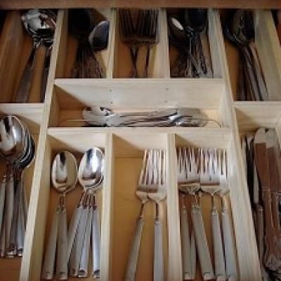 Organizing Your Home {Home Organization} Kitchen Drawer Dividers, Diy Drawer Dividers, Diy Drawer Organizer, Silverware Drawer Organizer, Silverware Drawer, Silverware Organization, Wood Projects For Beginners, Kitchen Organization Diy, Drawer Divider