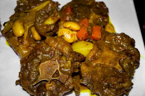 CURRIED OXTAIL Oxtail Curry Recipe, Oxtail Jamaican, Beef Ribs In Oven, Oxtail Recipes Easy, Cooking Oxtails, Oxtail Recipe, How To Make Curry, Braised Oxtail, Rice Peas