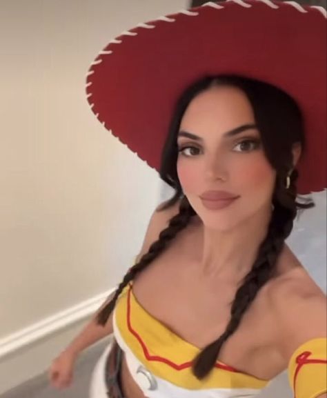 Kendall Jenner 2022, Halloween Costume Ideas Unique, Costume Ideas Unique, Simple Halloween Costume Ideas, Jessie Halloween Costume, Jessie Halloween, Jessie From Toy Story, Jessie Costume, Costume Simple