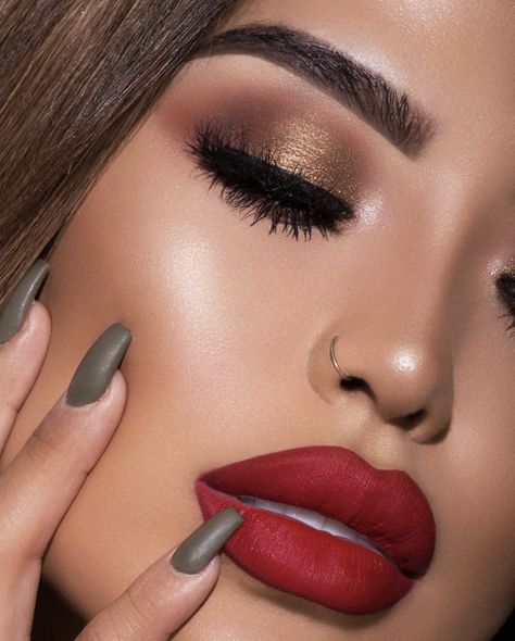 matte red lips and golden smokey eye look by @iluvsarahii Makeup Bibir, Makeup Cantik, Peekaboo Highlights, Lip Lipstick, Video Makeup, Christmas Makeup Look, Red Lip Makeup, Beauty Make-up, Braut Make-up