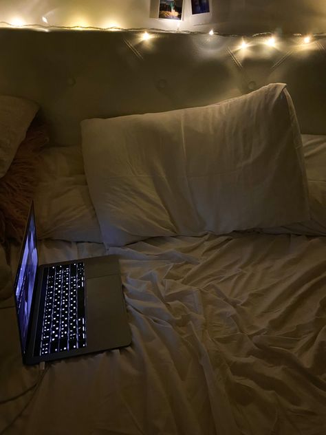 #wallpaper #macbook #cozy #aesthetic Laptop On Bed Aesthetic Night, Calm Cozy Aesthetic, Cozy Netflix Night Aesthetic, Cozy Nights Aesthetic, Night In Bed Aesthetic, Comfy Aesthetic Pictures, Nighttime Aesthetic Bedroom, Comfy Bed Aesthetic Night, Sleepy Aesthetic Wallpaper