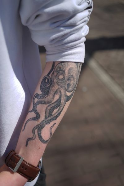 Tattoo Octopus, Octopus Tattoo Sleeve, Dragon Tattoo Arm, Kraken Tattoo, Indian Feather Tattoos, Tattoo Unique, P Tattoo, Anker Tattoo, Octopus Tattoo Design