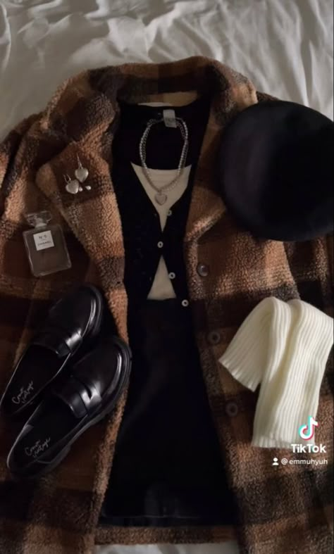 Rich Girl Closet Aesthetic, Theater Outfits Aesthetic, Brown Old Money Outfit, Old Money Brown Outfit, Fancy Clothes Aesthetic, Old Money Blazer Outfit, Brown Aesthetic Outfit Girl, Old Chanel Fashion, Fancy Girl Aesthetic