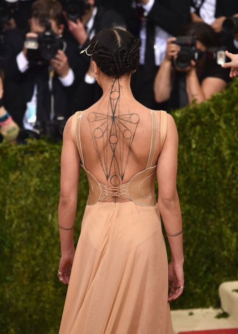 All The Details Behind FKA twigs' Stunning Back Tattoo At The 2016 Met Gala Back Piece Tattoo, Fka Twigs, Versace Dress, Costume Institute, Fake Tattoos, Back Tattoo, Backless Dress Formal, Art Tattoo, Backless Dress