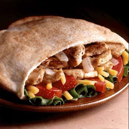 Chicken Fajita Pita, Chicken Salad Pita, Healthy Fast Food Choices, Olive Chicken, Biggest Loser Recipes, Cubed Chicken, Healthy Fast Food Options, Pita Recipes, Chicken Pita