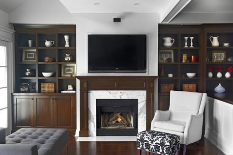 Bookshelf Baskets, Traditional Family Room Design, Dark Stained Cabinets, Family Room Design Ideas, Wood Fireplace Surrounds, Wood Mantle Fireplace, Traditional Family Room, Shelves Design, Indian Living Rooms