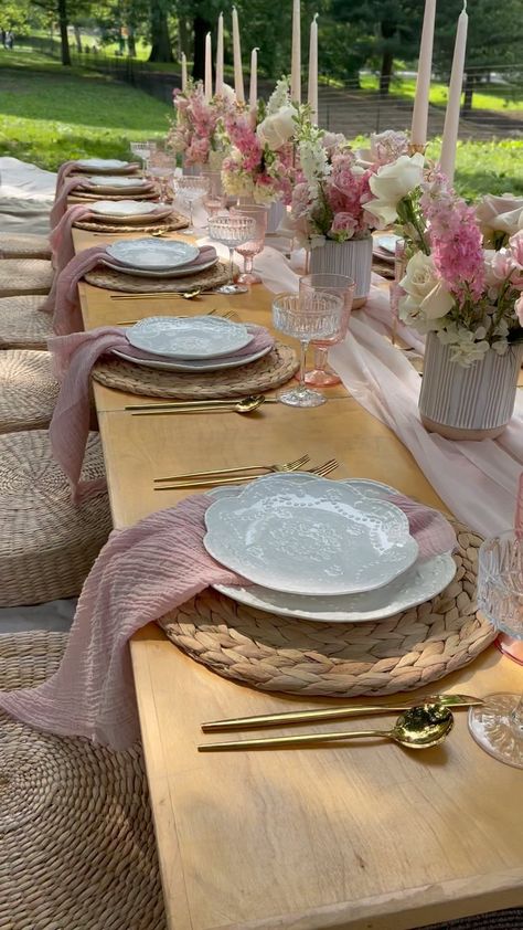 Une Table By Tania NY Picnic’s Instagram video: “Pretty and pink birthday celebration. . . . . . . . . #centralparknyc #pinknic #pinkparty #centralparkpicnic #youregorgeous…” Quiet Music, Junk Garden, Organized Clutter, Dinner Party Table Settings, Picnic Birthday Party, Birthday Table Decorations, Backyard Birthday, 21 Diner, Picnic Aesthetic