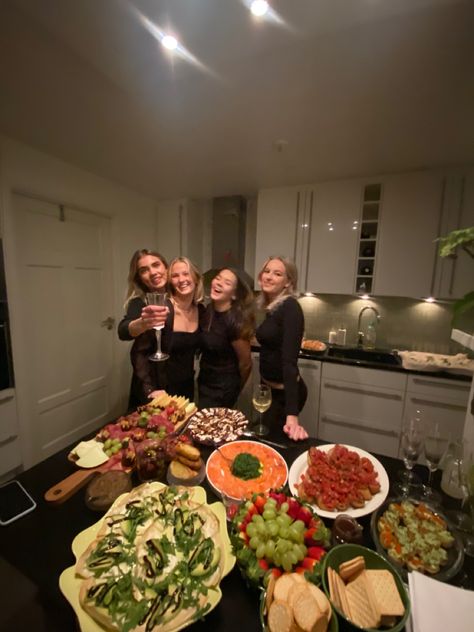 Friendsgiving Ideas Aesthetic, Friend Potluck Aesthetic, New Years Asethic, New Years With Friends, Friendsgiving Potluck Ideas, Potluck Aesthetic, Potluck Dinner Ideas, Friendsgiving Activities, Friend Giving