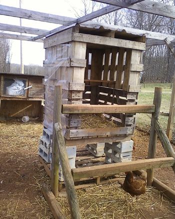 I have finally (after many, many tries) built a Turkey house that they will stay in at night.... Turkey Nesting Boxes, Turkey Shelter Ideas, Pet Turkey House, Turkey Roost Ideas, Turkey Enclosure, Turkey House Coop, Turkey Housing, Turkey Pen Ideas, Turkey Coop Ideas