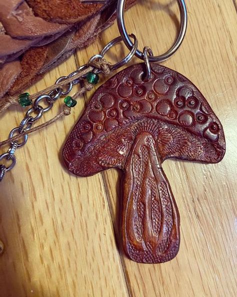 Kathy Createit on Instagram: "#mushroom #learhercraft #toolingleather #keychain #mushroomleather #mushroomkeychain" Leather Mushroom, Mushroom Keychain, Crafted Bag, Mushroom Design, Dice Bag, Leather Projects, Leather Work, Handmade Leather, Leather Working