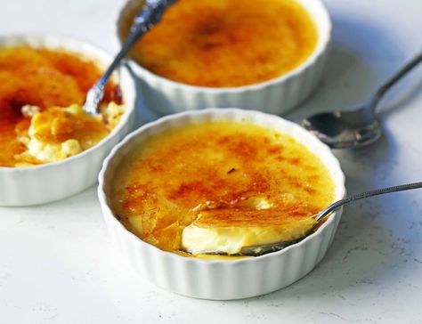 Creme Brulee Recipe. Howto make the best creme brulee. A creamy, silky vanilla custard topped with crisp sugar crust is one of the most popular desserts at restaurants for good reason. www.modernhoney.com #cremebrulee #vanillacremebrulee #dessert #valentinesday #valentinesdaydessert Creme Brulee Recept, Best Creme Brulee Recipe, Dessert Ww, Pumpkin Creme Brulee, Modern Honey, Creme Brulee Recipe, Brulee Recipe, Sugar Cookie Recipe Easy, Most Popular Desserts