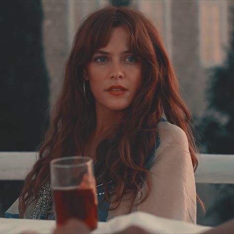 𝗱𝗲𝘀𝗰. Daisy Jones & the Six. 𝘁𝗮𝗴𝘀. #DaisyJones&TheSix #DaisyJones #RileyKeough Daisy Jones and the Six. Daisy Jones and the Six Icon. Daisy Jones and the Six Aesthetic. Daisy Jones Icon. Daisy Jones Aesthetic. Riley Keough. Riley Keough Icon. Riley Keough Aesthetic. Daisy Jones and the Six Riley Keough. Riley Keough Daisy Jones. 70s Bangs Wavy Hair, Daisy Jones Red Hair, 70s Side Bangs, Hippy Bangs, Daisy Jones Hair Color, Daisy Jones Bangs, 70s Hair Color, Daisy Jones Haircut, Daisy Jones And The Six Hair