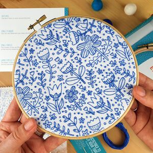 Dmc Patterns Embroidery, Embroidery Doodles Inspiration, Delft Embroidery, Bluework Embroidery, Blue Hand Embroidery, Doodle Embroidery, Doodle Floral, Wood Embroidery, Embroidery Hoop Crafts