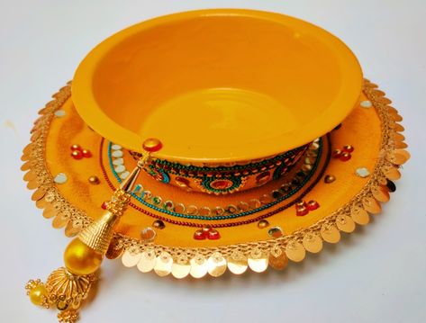 Pithi Decoration Thali, Haldi Dish Decoration, Haldi Bowl Decoration Ideas, Mehandi Ceremony Outfit, Haldi Platter Ideas, Haldi Dish Decoration Ideas, Haldi Thali Decoration Ideas, Haldi Platter Decoration, Haldi Plate Decoration Ideas