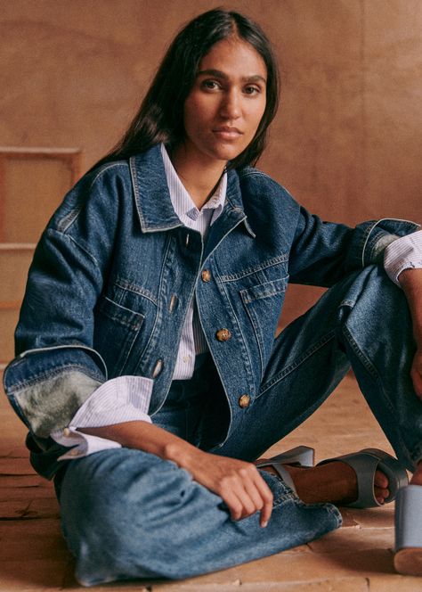 Sézane long sleeved blue denim jacket with front patch pockets in organic cotton. Patch Pocket Jeans, Tomboy Shirts, Georgia Dress, Farm Clothes, Jean Vintage, Cargo Jacket, French Chic, Blue Denim Jacket, Recycled Denim