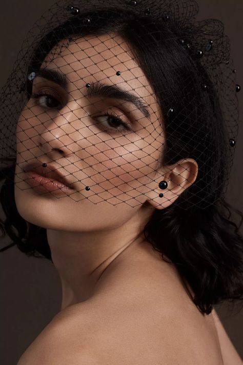 #theatricalromantic #romanticateatral #kibbetheatricalromantic #kibberomanticateatral #moda #fashion #style #estilo #image #imagem #imagestrategist #estrategiadeimagem #kibbe #kibbesystem #sistemakibbe Barely There Makeup, Gothic Chic, Bridal Hat, Birdcage Veil, Lucy Hale, Sonam Kapoor, Black Veil, Wide Brimmed Hats, Love At First Sight