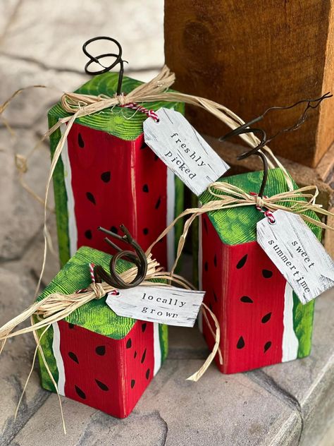 Craft Weekend Ideas, Summer Wood Crafts, Watermelon Ideas, Bee Hive Craft, Watermelon Crafts, Board Crafts, Americana Crafts, Summer Market, Watermelon Decor