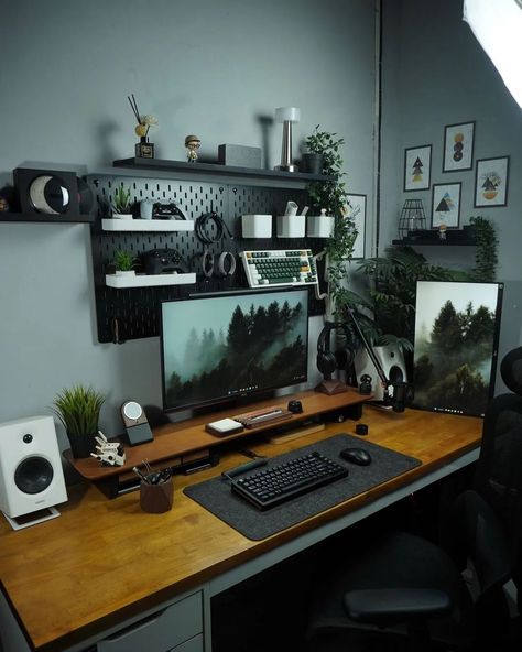 24 Modern Home Office Design Ideas for Inspiration - HouseResults Desktop Setup Minimalist, Clean Pc Setup, Black Desk Aesthetic, Workstation Setup, Clean Setup, Pc Aesthetic, Tech Setup, Minimalist Home Office, Building Interior