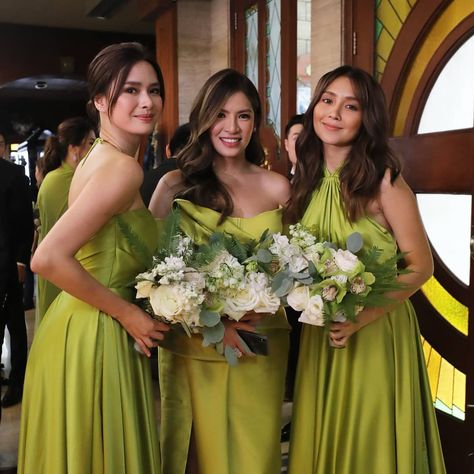 Your No.1 bridal gallery ❤ on Instagram: “Olive green gorgeosness for your timeline 👌 Photo via @teampatdy #Brightbeautifulandbridal #BbbBridalParty - #asianwedding #instafashion…” Bright Green Bridesmaid Dresses, Bridesmaids Gown, Dream Beach Wedding, Formal Bridesmaids Dresses, Bridal Gallery, Kathryn Bernardo, Green Bridesmaid, Asian Bridal, Green Theme