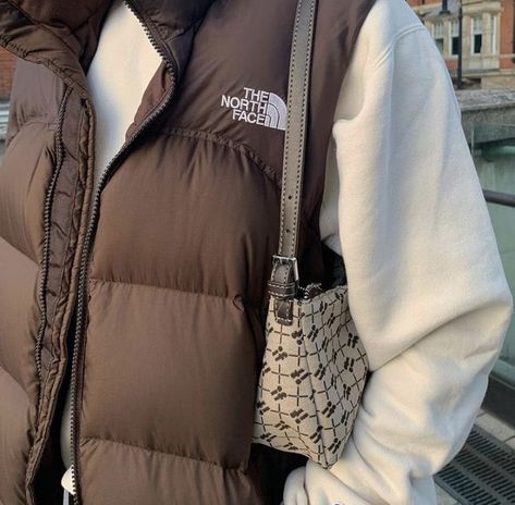 Brown Puffer, Brown Outfit, Ținută Casual, Streetwear Fashion Women, Vest Outfits, Mode Streetwear, Mode Vintage, Mode Inspiration, Looks Vintage