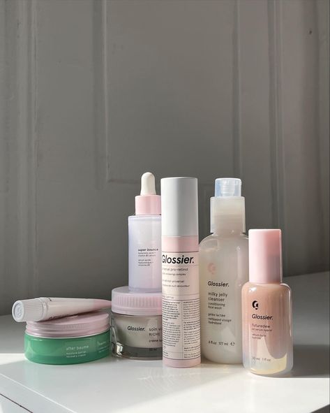 Glossier Milky Jelly Cleanser, Aesthetic Lip Gloss, K Aesthetic, Glossier Models, Glossier Aesthetic, Glossier Cosmetics, Glossier Makeup, Glossier Cloud Paint, Jelly Cleanser