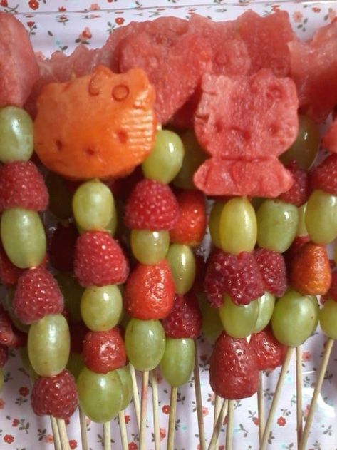 Picnic Food Ideas Mexican, Hello Kitty Hawaii Birthday, Hello Kitty Fruit Platter, Hello Kitty Birthday Food Ideas, Hawaiian Hello Kitty Birthday, Hello Kitty Party Food, Sanrio Graduation, Hello Kitty Pool Party, Hello Kitty Picnic