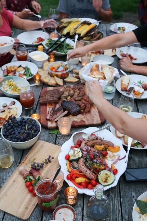 Summer Backyard Dinner with Recipes Grill Dinner Party, Hosting Dinner Recipes, Country Dinner Party, Summer Dinner Parties, Friends Bbq, Bbq With Friends, Dinner Outside, Backyard Dinner, Dinner Gathering