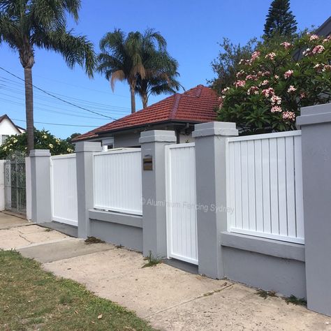 Aluminium Slat Fencing, Front Fences And Gates, Fence Design Front Yard, Vertical Fence Ideas, Hamptons Fencing, Outdoor Gate Design, Vertical Slat Fence, Modern Fence Panels, Fence Gate Ideas