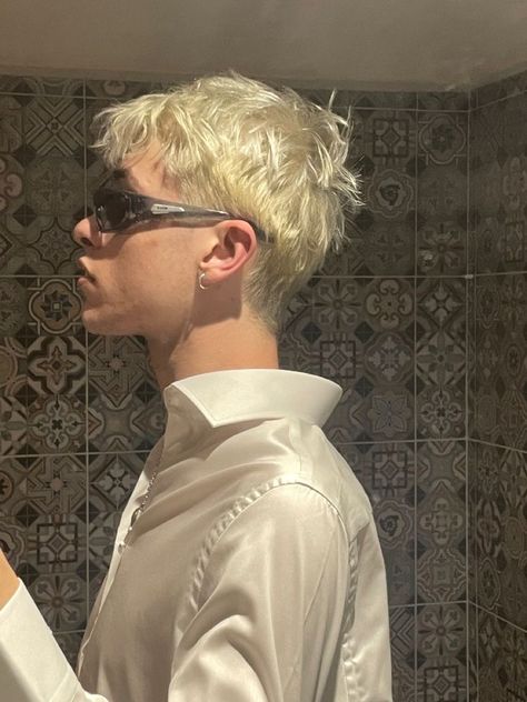 Bleached Hair Men, Short Bleached Hair, Fall Haircuts, Blonde Dye, Autumn Looks, Mens Haircuts Short Hair, Dyed Hair Men, Blonde Hair Boy, Fall Hair Cuts