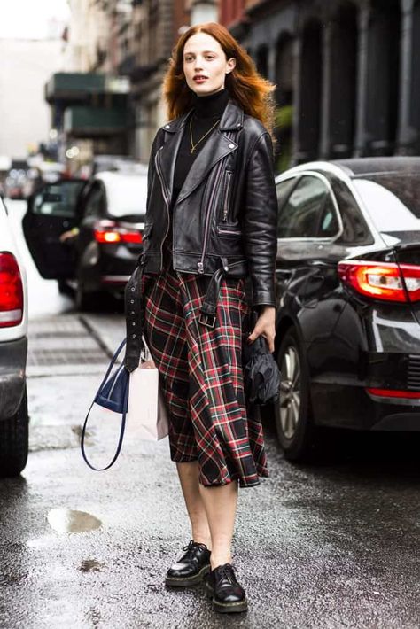 The Best NYFW Street Style Looks — September 2018 Street Style Red Midi Skirt Outfit, Street Styl, Fashion 2000, Red Midi Skirt, Street Style 2018, New York Street Style, New York Fashion Week Street Style, Midi Skirt Outfit, Street Style Blog