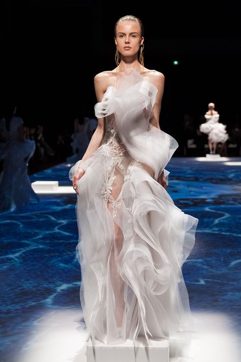 Lan Yu Wedding Gown Alexandra Mcqueen, Fashion Design Inspiration, Julien Macdonald, White Gown, Dior Haute Couture, Looks Party, Couture Mode, Looks Street Style, Gorgeous Wedding Dress