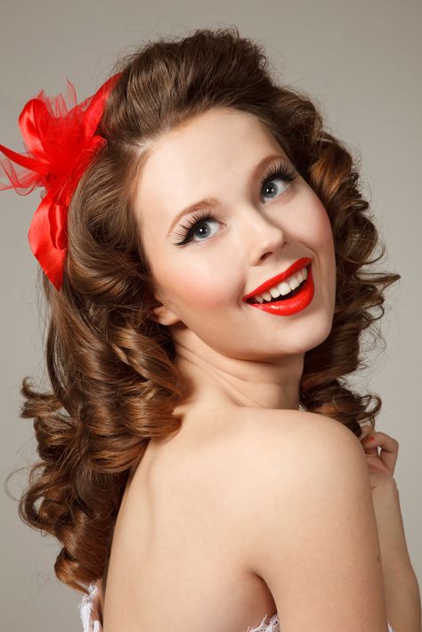 Sweet Curly Pin Up Hairstyle with Red Bow Easy Pin Up Hairstyles, 1950s Hairstyles For Long Hair, Pin Up Hairstyles, 1950s Hairstyles, 50s Hairstyles, Pin Up Hair, Peinados Fáciles Para Cabello Corto, Curly Hair With Bangs, Retro Hairstyles