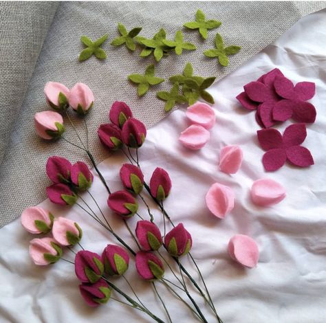 Felt Flowers Patterns, Felt Flower Tutorial, Felt Flower Bouquet, Felt Flowers Diy, Fleurs Diy, Felt Crafts Diy, Felt Embroidery, Floral Craft, Diy Crafts To Do