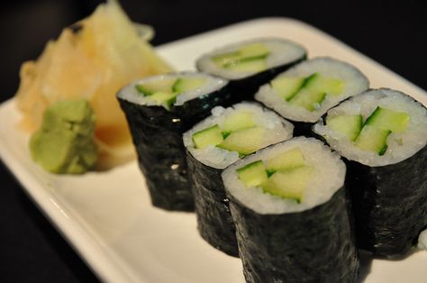 Kappa Maki Kappa Maki, Yo Sushi, Japanese Appetizers, Cucumber Rolls, Sushi Recipes, Illustration Food, Favorite Food, Asian Food, Healthy Meals