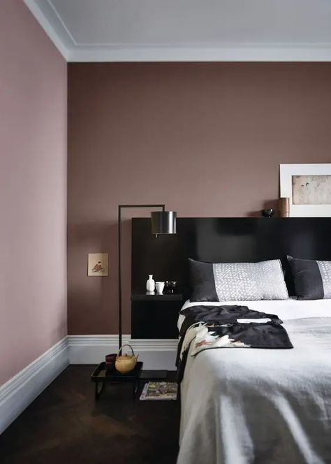 a mauve bedroom with a black bed, grey and black bedding, black floor lamps and pretty artworks Beautiful Bedroom Colors, Best Bedroom Colors, Bedroom Color Combination, Bedroom Wall Colors, Dekorasi Kamar Tidur, Beautiful Bedroom, Bedroom Color Schemes, Room Ideas Bedroom, Home Room Design