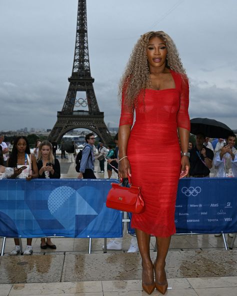 All eyes are on Paris as world-class athletes cruise the Seine River during the Opening Ceremony at the 2024 #Olympics. Adding to the night’s star power is an illustrious group of VIPs including @SerenaWilliams, @emmachamberlain, and more. Head to the link in bio to see everything you need to know about the Paris games. Serena Williams Outfit, 2020s Fashion, Parisian Wardrobe, 2024 Olympics, Olympics Opening Ceremony, Seine River, Black Actresses, Paris Olympics, Celebrity Cruises