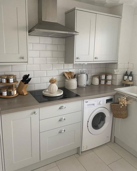 Howdens Chelford, With Kitchen Ideas, Dove Grey Kitchen, Grey Kitchen Inspiration, Howdens Kitchen, Kitchen Shaker, Real Kitchens, Howdens Kitchens, Fitted Kitchens