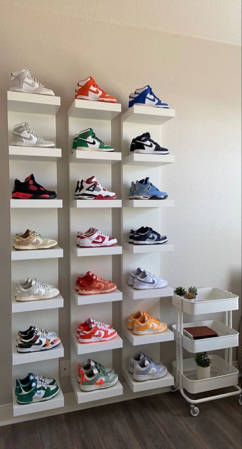 Unique Shoe Rack, Sneakers Dunks, Shoe Rack Ideas, Small Space Bathroom Design, Unique Chairs Design, Storage Shoes, Shoe Storage Ideas, Unique Shoe, Shoe Wall