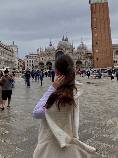 Pictures In Venice Ideas, Venice Italy Photo Ideas, Venice Instagram Pictures, Venice Inspo Pics, Italy Aesthetic Girl, Venice Italy Aesthetic Couple, Venice Outfit, Europe Vibes, Venice Italy Outfit