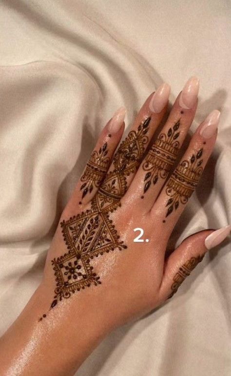 Henna Berbere, Henna Main, Unique Henna, Henna Nails, Henna Inspired Tattoos, Floral Henna Designs, Finger Henna Designs, Henna Tattoo Hand, Henna Tattoo Designs Hand